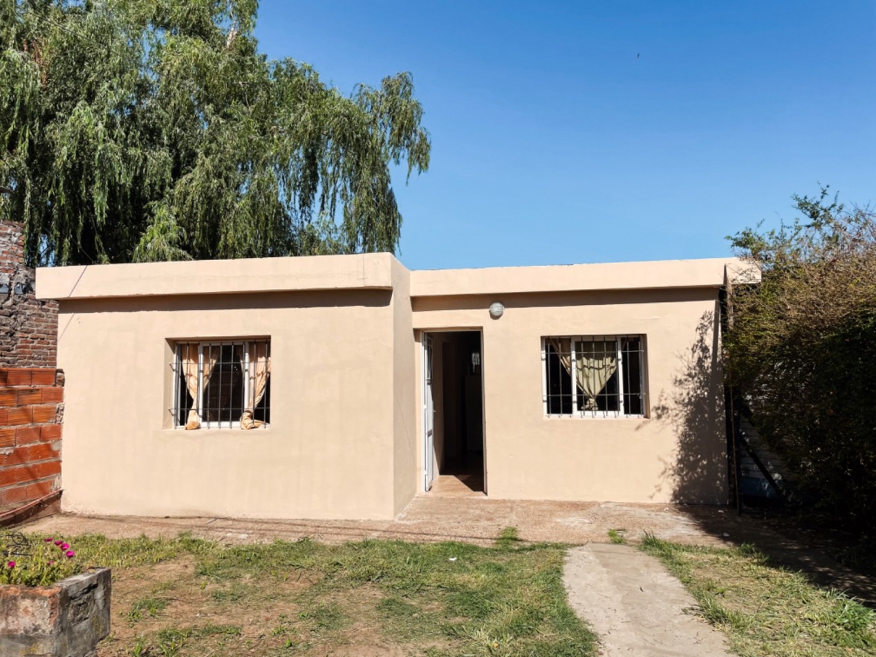 EN VENTA CASA DE DOS DORMITORIOS EN AVDA. JORGE NEWBERY Y LAS GARZAS