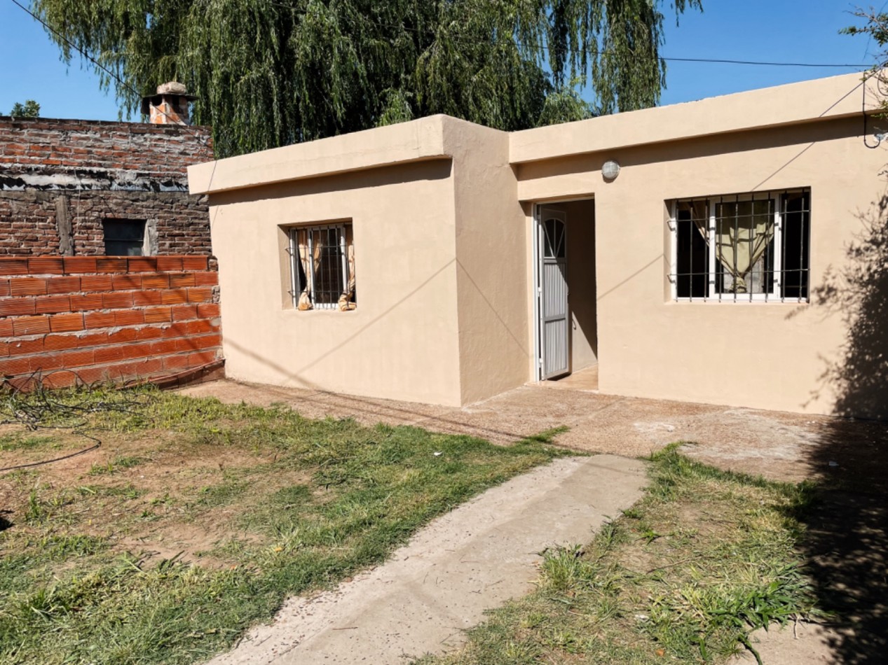 EN VENTA CASA DE DOS DORMITORIOS EN AVDA. JORGE NEWBERY Y LAS GARZAS