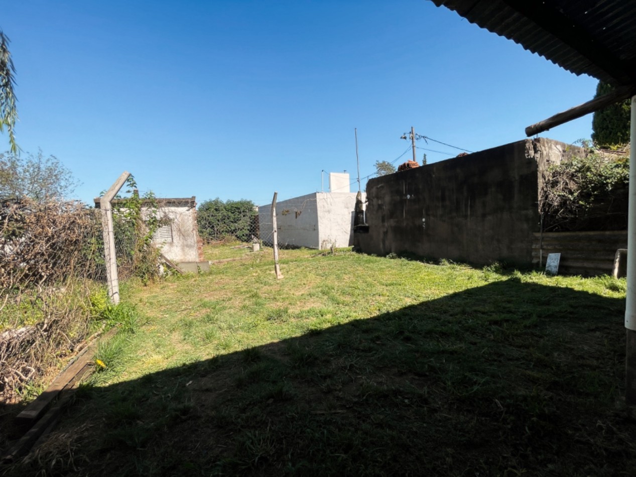 EN VENTA CASA DE DOS DORMITORIOS EN AVDA. JORGE NEWBERY Y LAS GARZAS