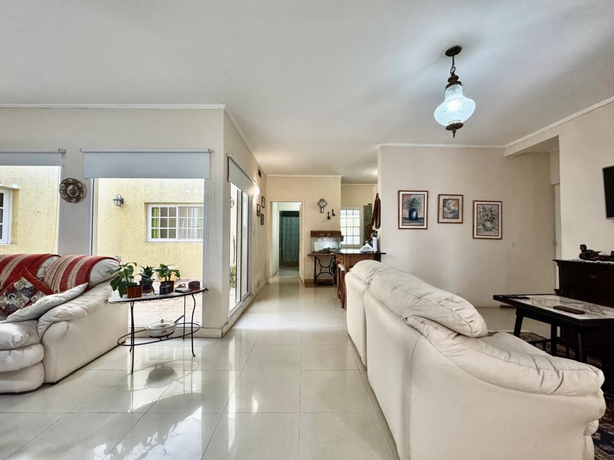 VENTA CASA 3 DORMITORIOS COCHERA Y PATIO ZONA LA TOMA