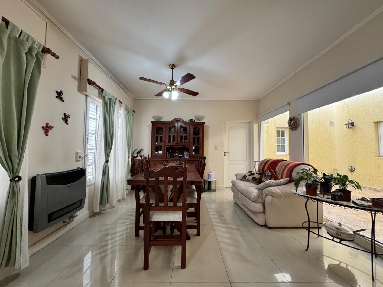 VENTA CASA 3 DORMITORIOS COCHERA Y PATIO ZONA LA TOMA