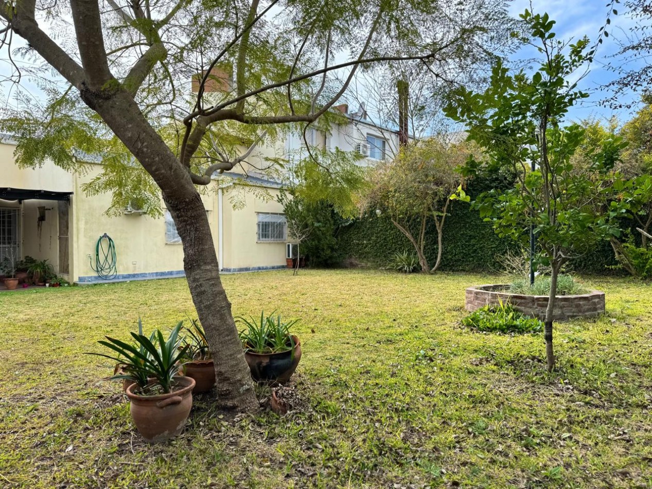 VENTA CASA 3 DORMITORIOS COCHERA Y PATIO ZONA LA TOMA