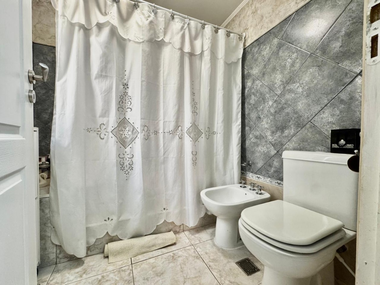 VENTA CASA 3 DORMITORIOS COCHERA Y PATIO ZONA LA TOMA