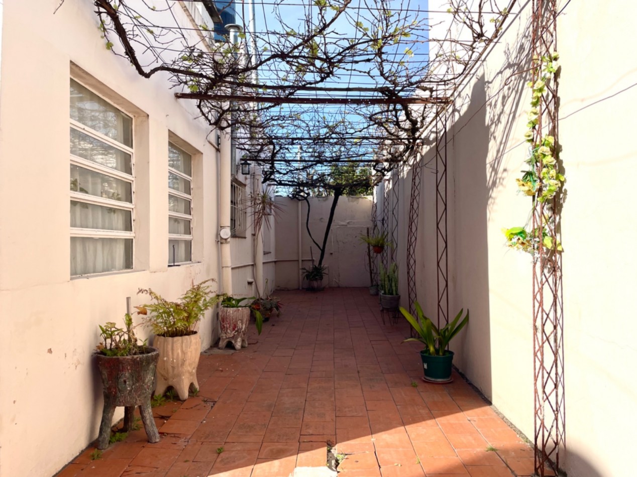 VENTA CASA EN ESQUINA MEDUS Y LEONIDAS ECHAGUE