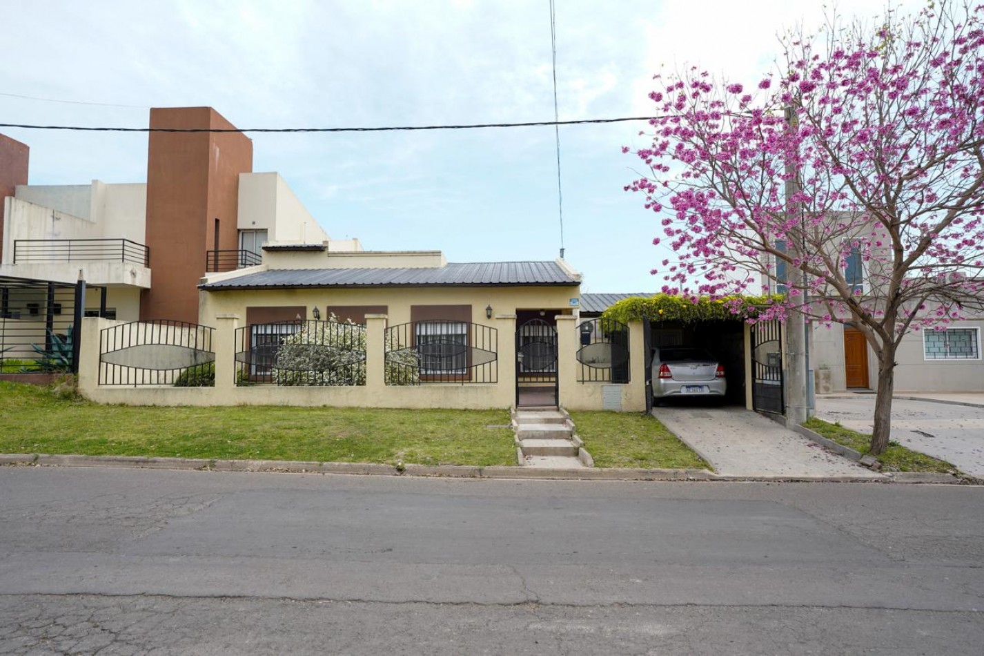 VENTA CASA 3 DORMITORIOS COCHERA Y PATIO ZONA LA TOMA