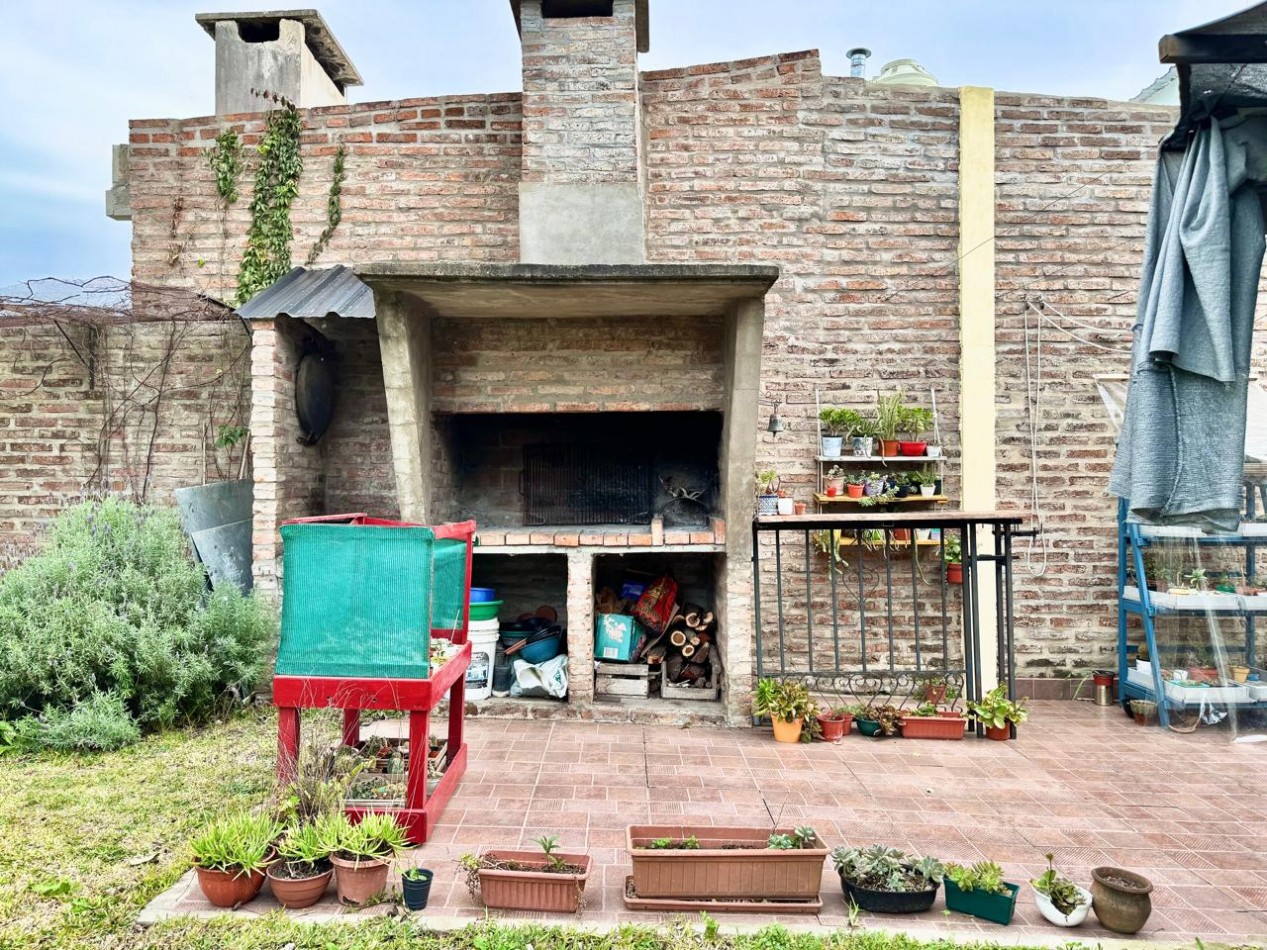 VENTA CASA 3 DORMITORIOS COCHERA Y PATIO ZONA LA TOMA