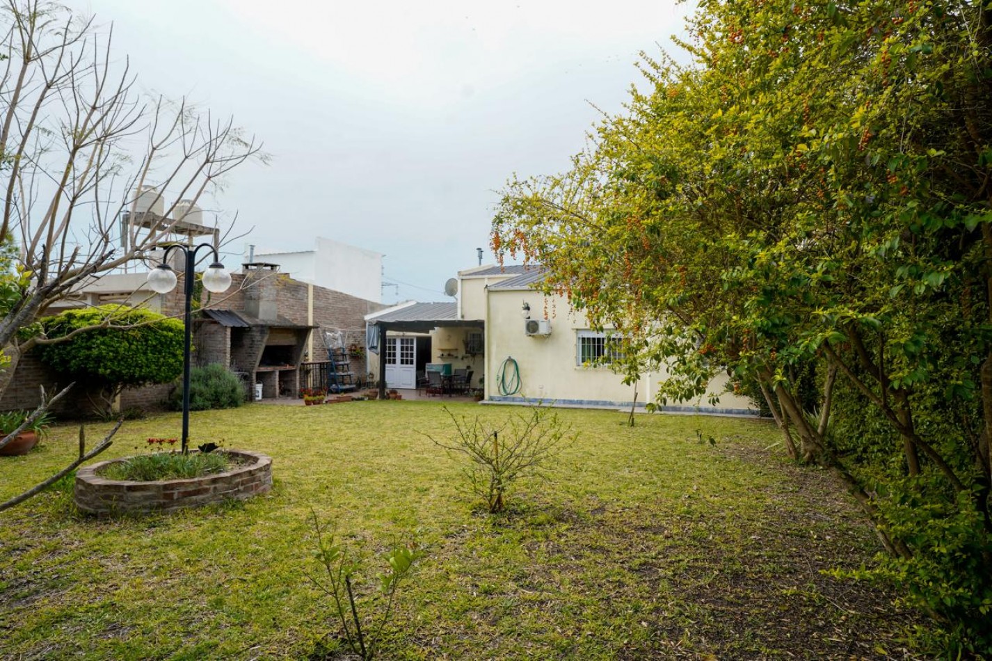 VENTA CASA 3 DORMITORIOS COCHERA Y PATIO ZONA LA TOMA