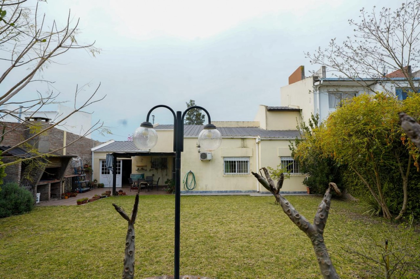 VENTA CASA 3 DORMITORIOS COCHERA Y PATIO ZONA LA TOMA