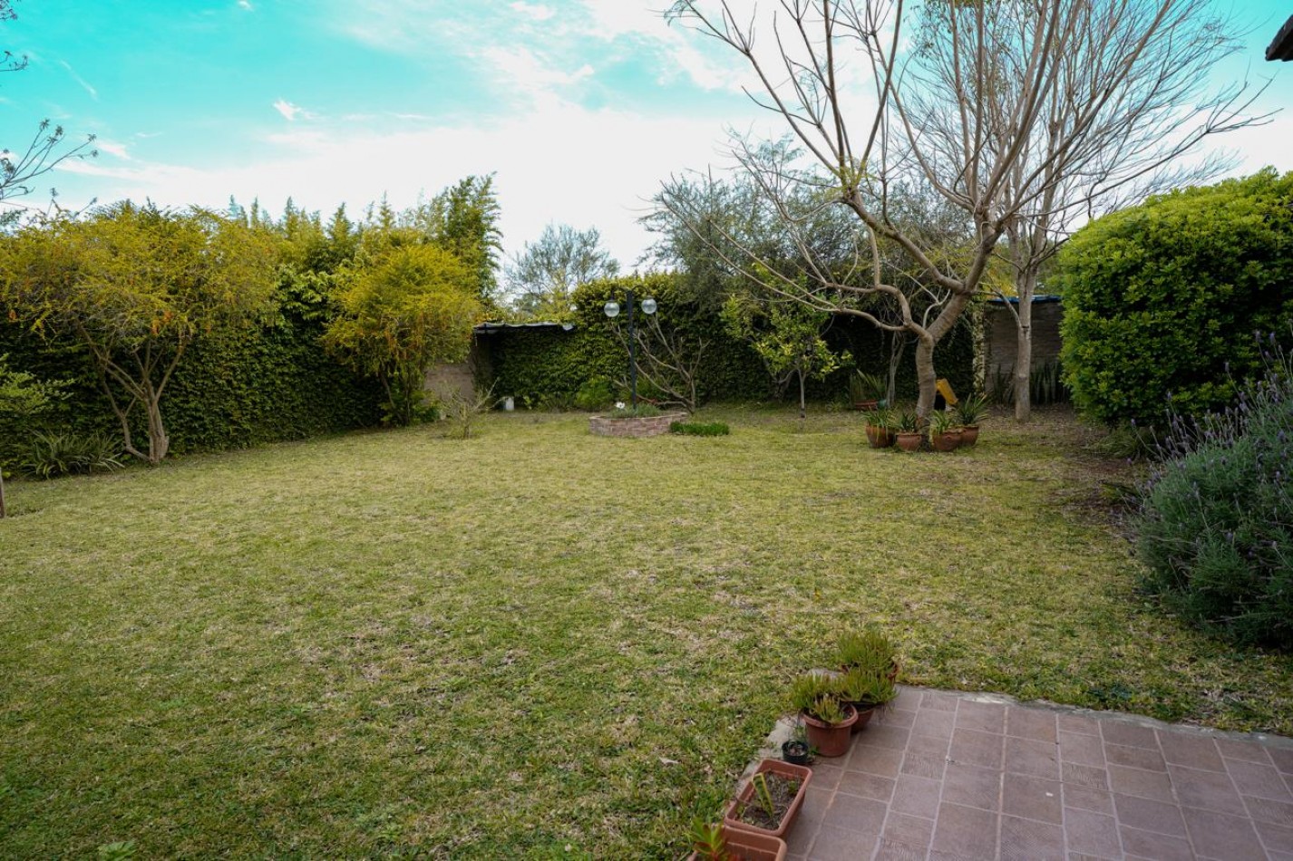 VENTA CASA 3 DORMITORIOS COCHERA Y PATIO ZONA LA TOMA