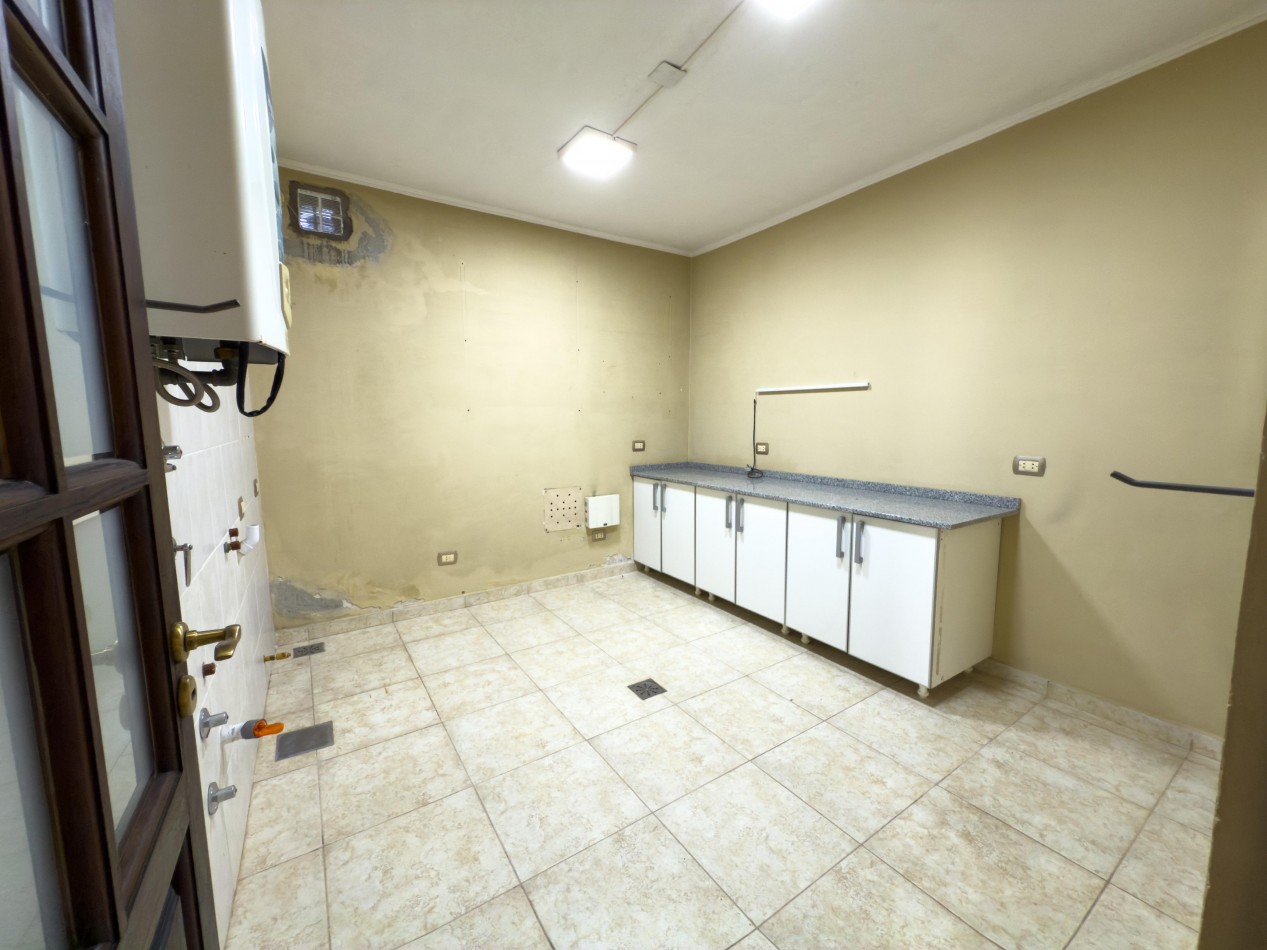 VENTA CASA 4 HABITACIONES, 4 COCHERAS, 4 BAÑOS Y PATIO ZONA CRISTO