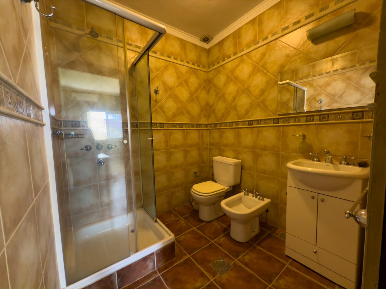 VENTA CASA 4 HABITACIONES, 4 COCHERAS, 4 BAÑOS Y PATIO ZONA CRISTO