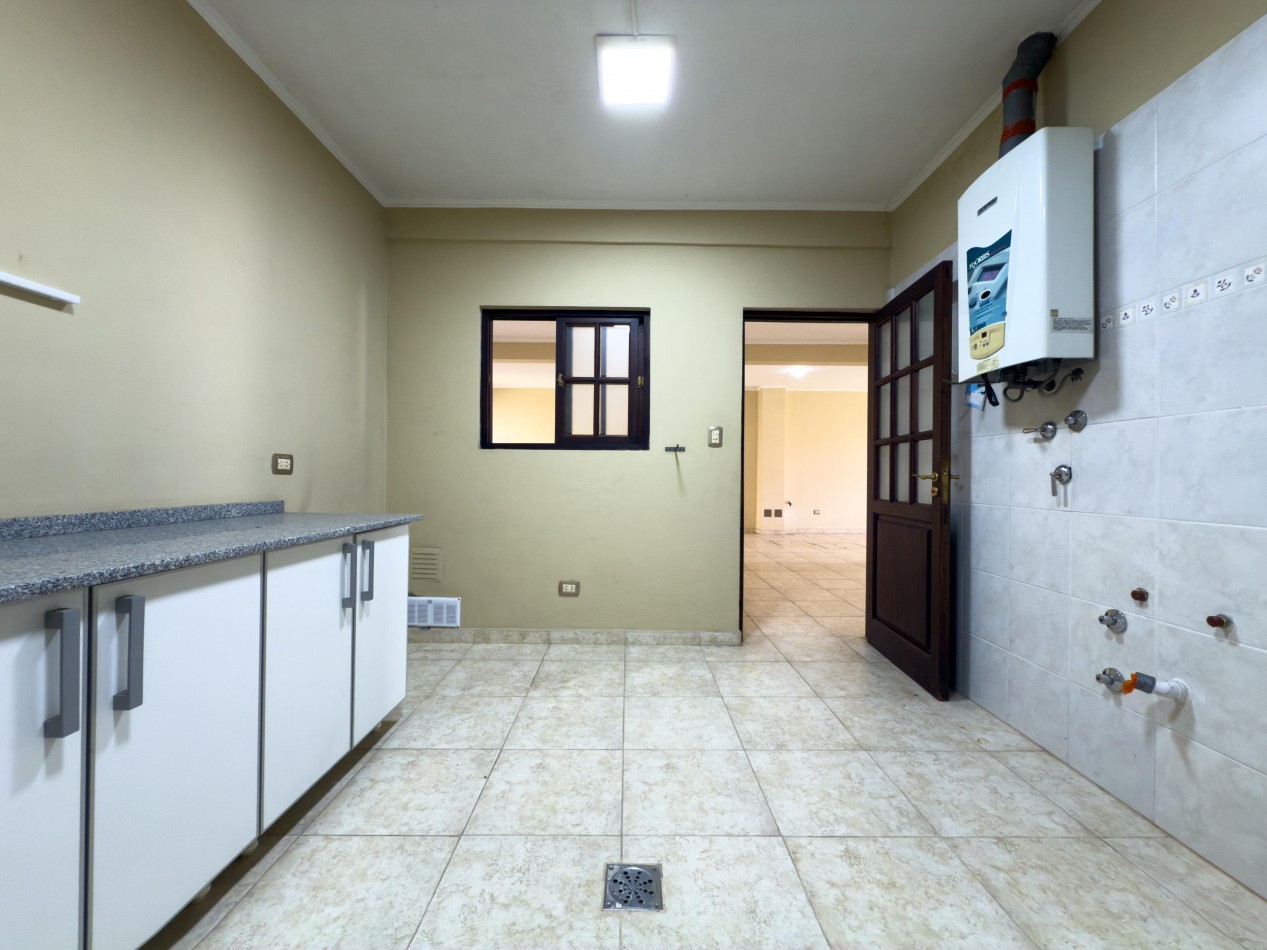 VENTA CASA 4 HABITACIONES, 4 COCHERAS, 4 BAÑOS Y PATIO ZONA CRISTO