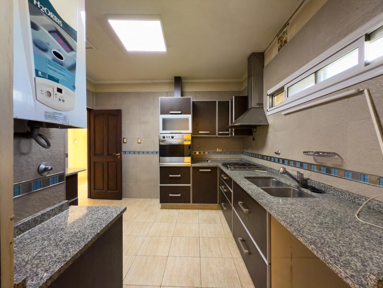 VENTA CASA 4 HABITACIONES, 4 COCHERAS, 4 BAÑOS Y PATIO ZONA CRISTO