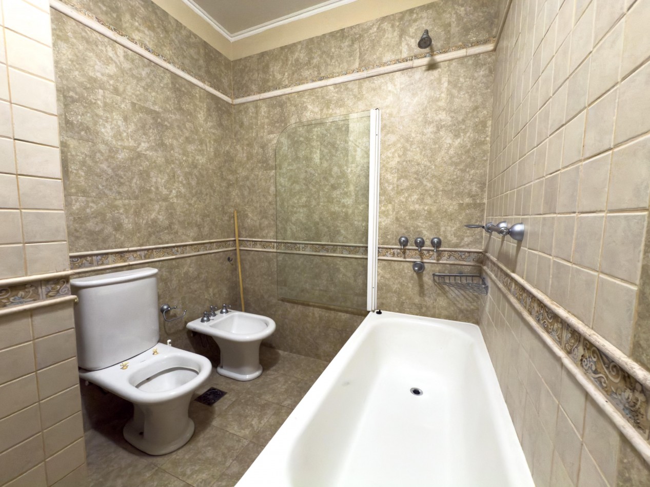 VENTA CASA 4 HABITACIONES, 4 COCHERAS, 4 BAÑOS Y PATIO ZONA CRISTO