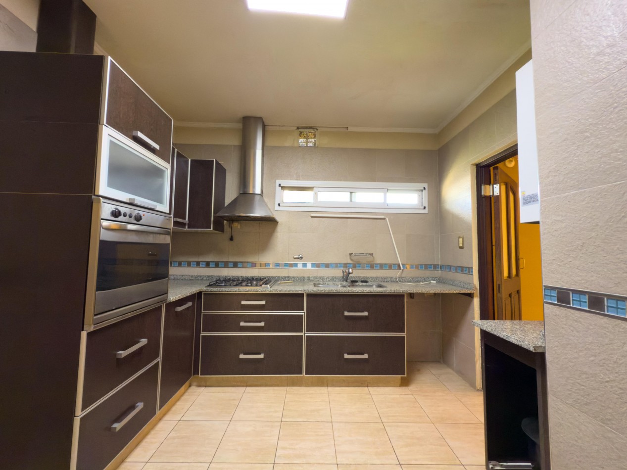 VENTA CASA 4 HABITACIONES, 4 COCHERAS, 4 BAÑOS Y PATIO ZONA CRISTO