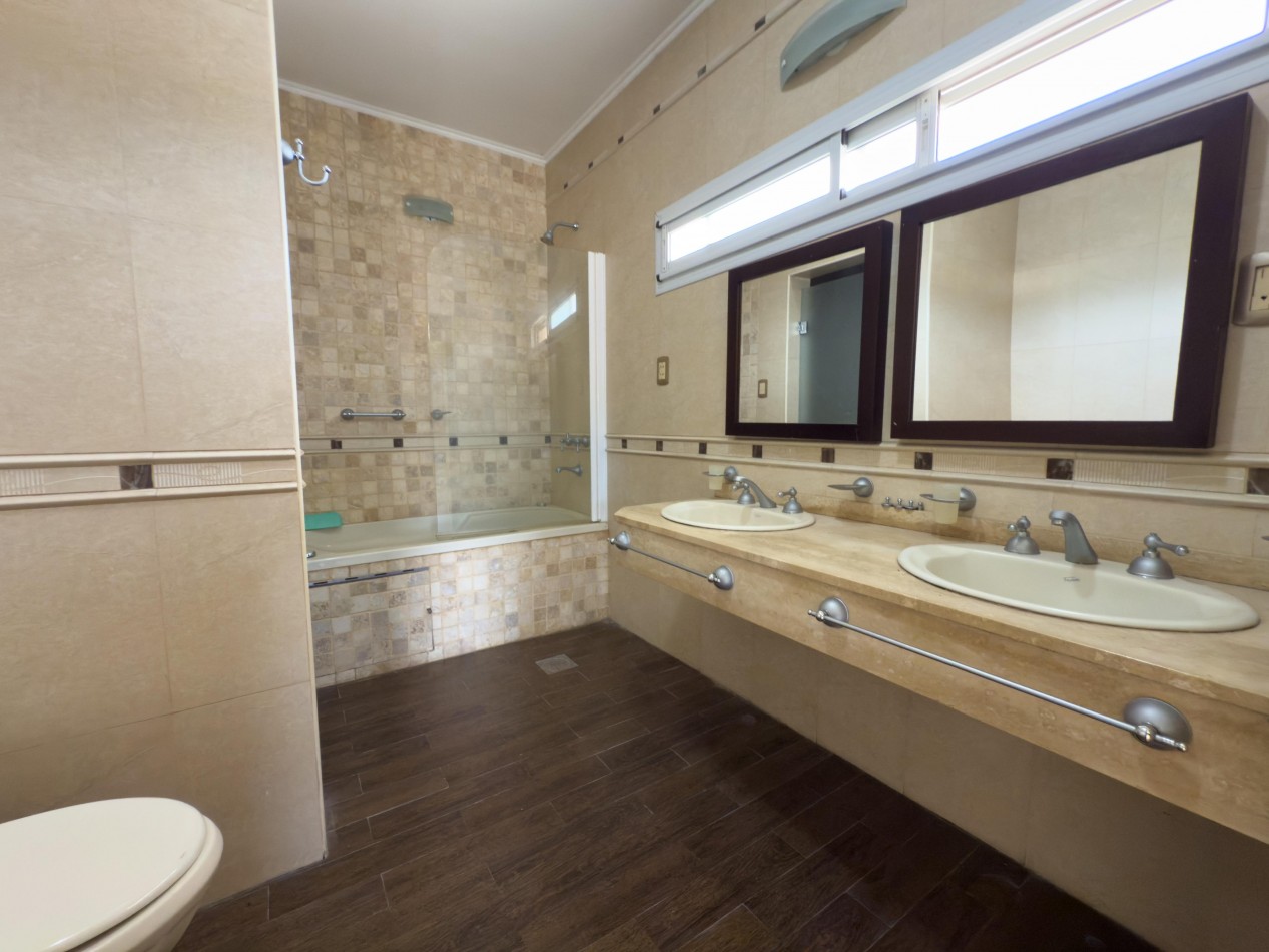 VENTA CASA 4 HABITACIONES, 4 COCHERAS, 4 BAÑOS Y PATIO ZONA CRISTO