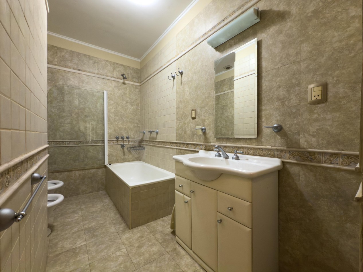 VENTA CASA 4 HABITACIONES, 4 COCHERAS, 4 BAÑOS Y PATIO ZONA CRISTO