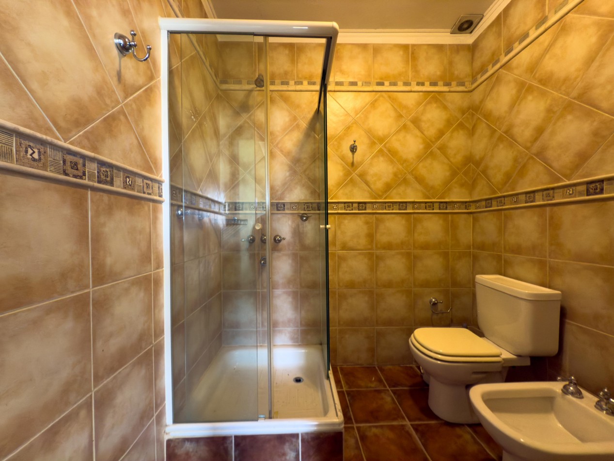 VENTA CASA 4 HABITACIONES, 4 COCHERAS, 4 BAÑOS Y PATIO ZONA CRISTO