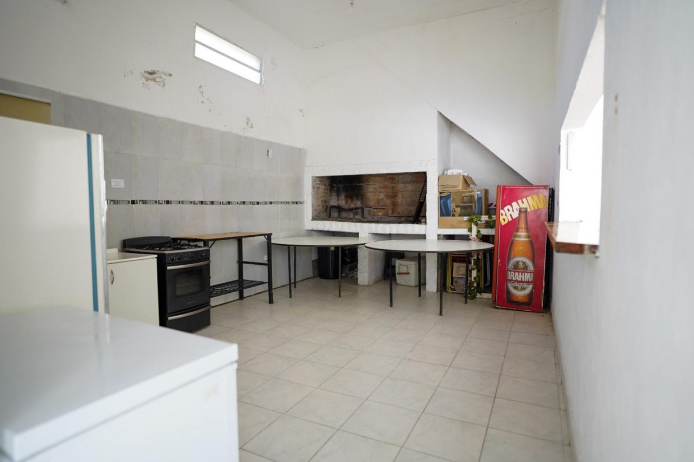 VENTA SALON CON PISCINA ZONA LA TOMA