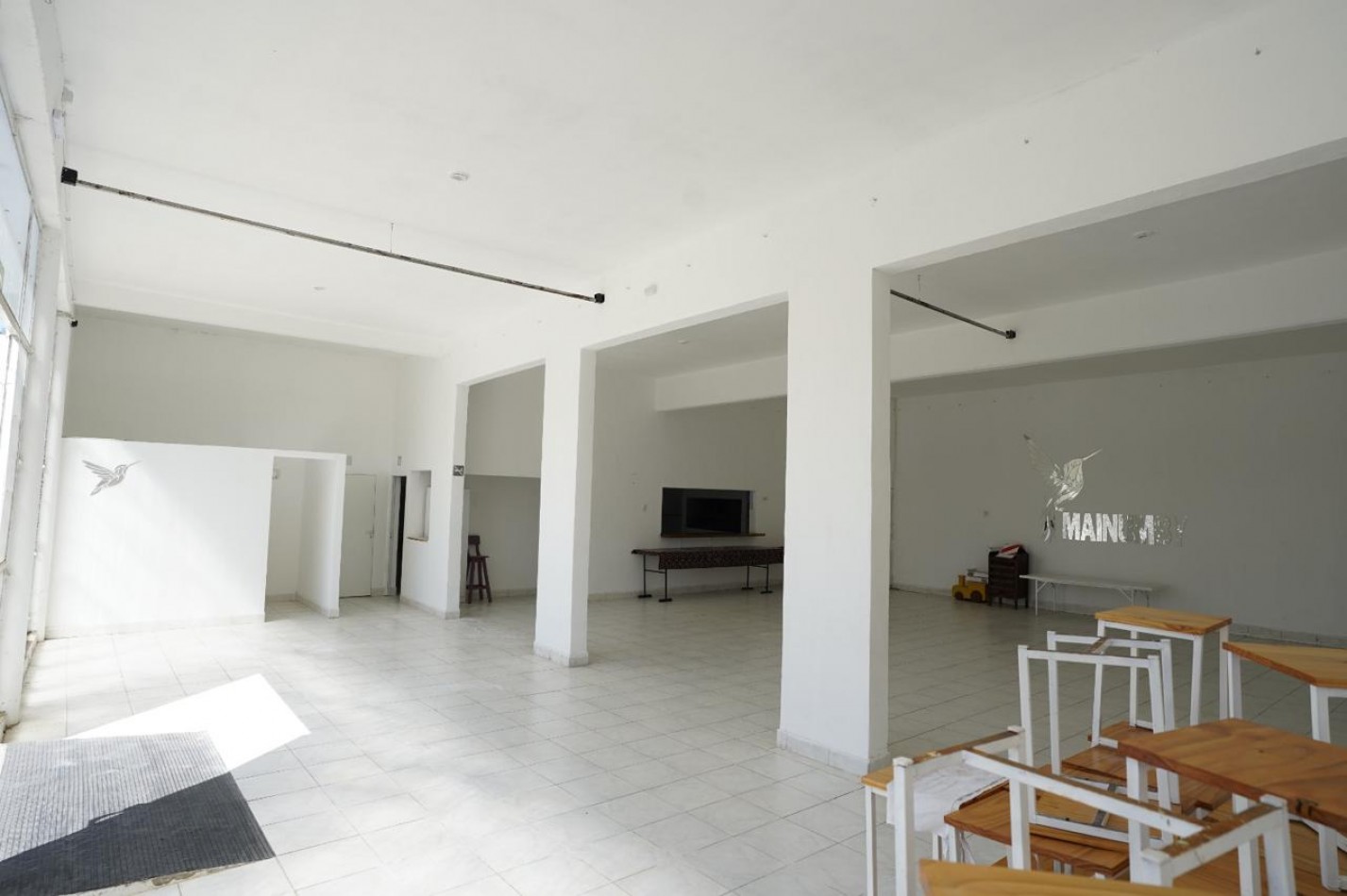 VENTA SALON CON PISCINA ZONA LA TOMA