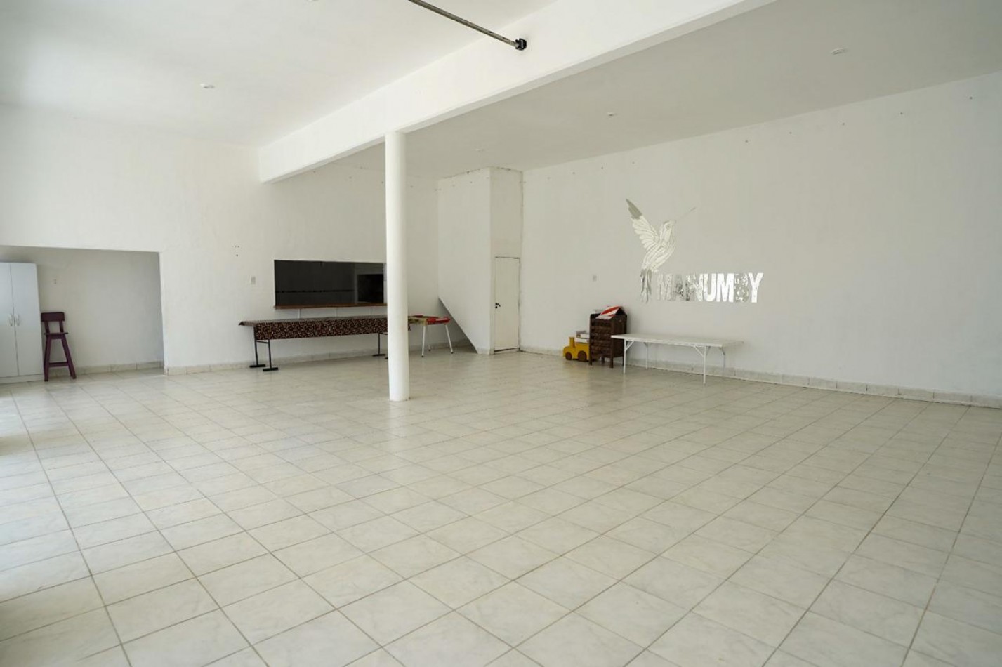 VENTA SALON CON PISCINA ZONA LA TOMA