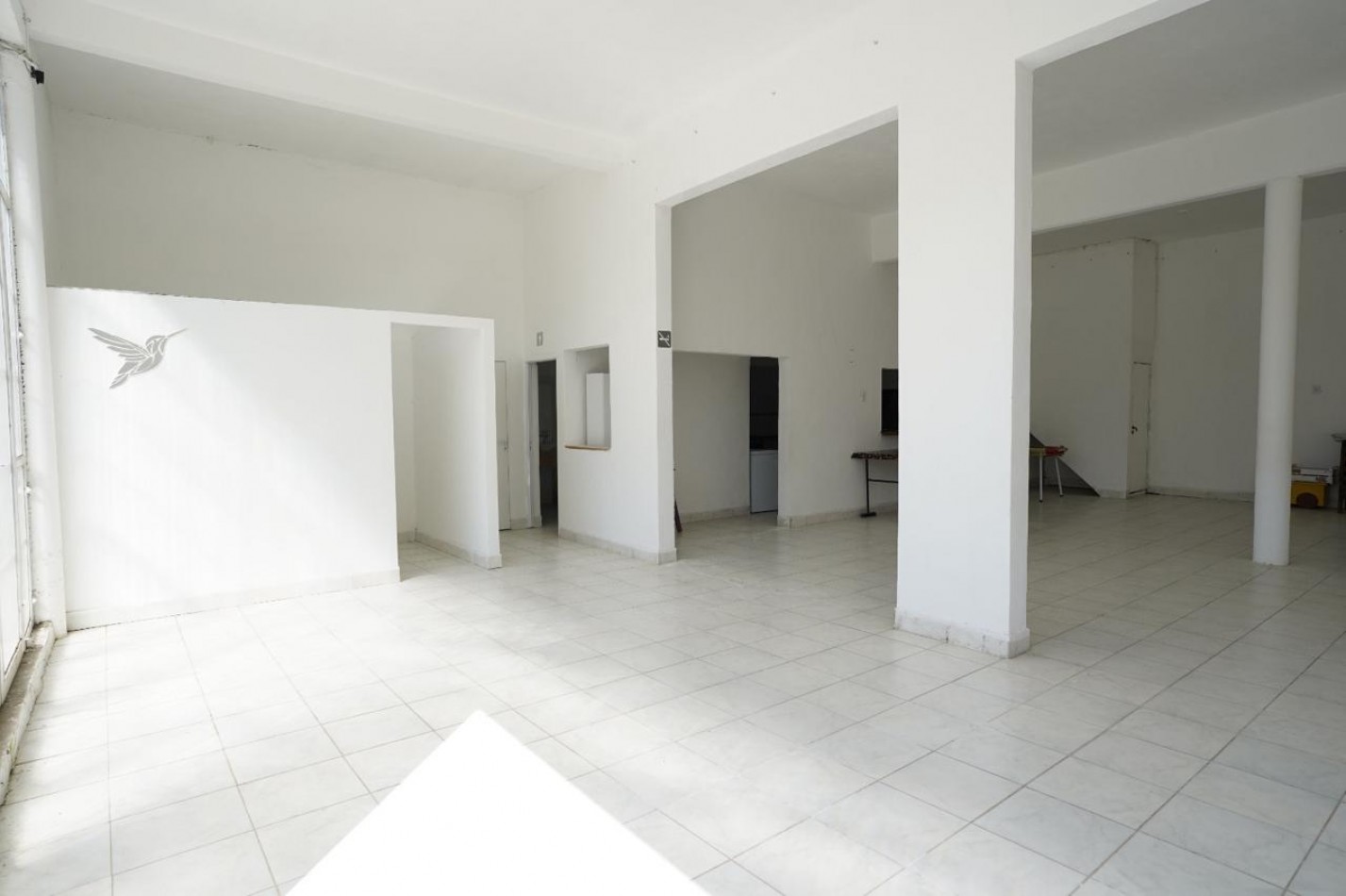 VENTA SALON CON PISCINA ZONA LA TOMA