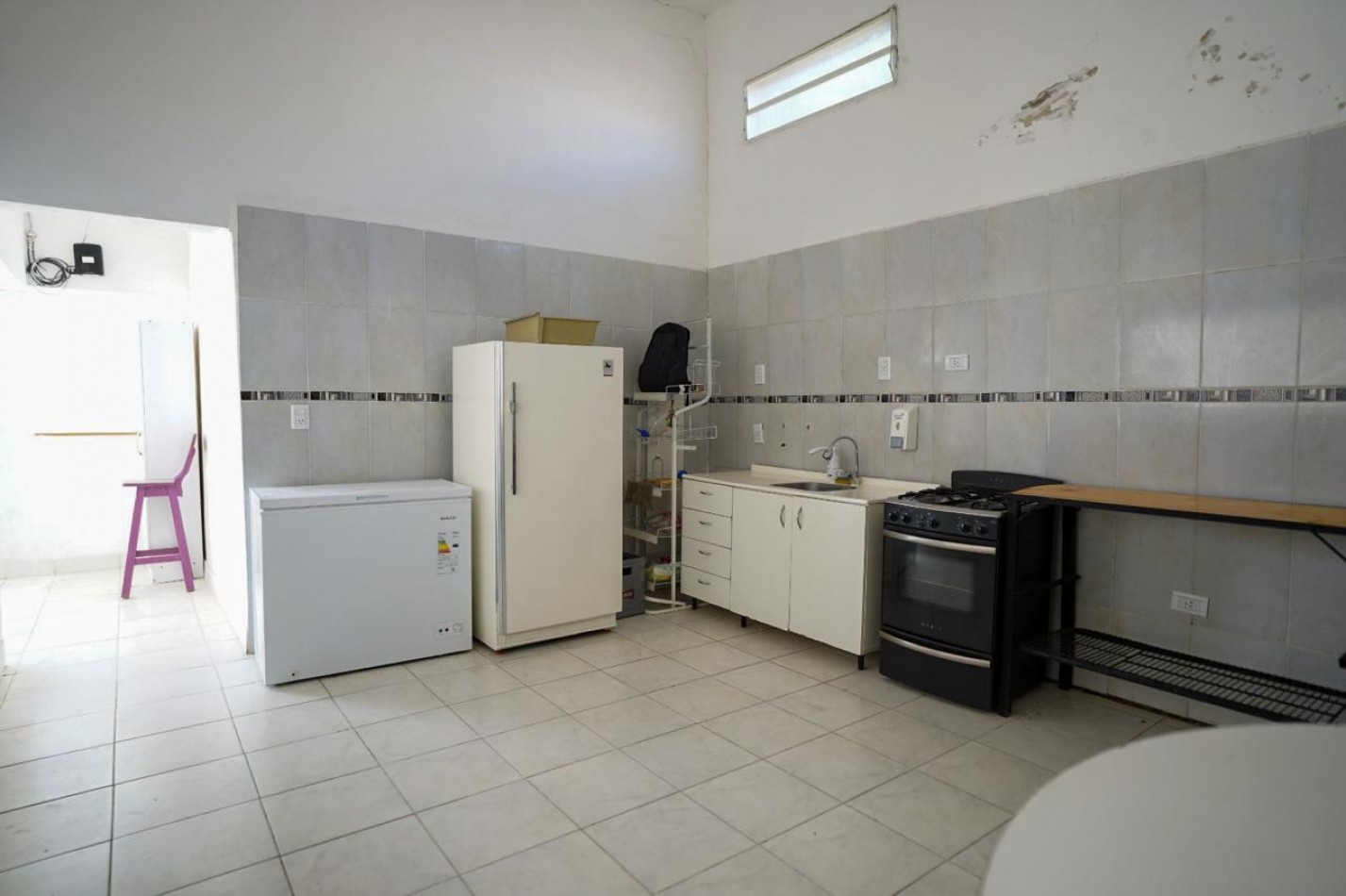 VENTA SALON CON PISCINA ZONA LA TOMA