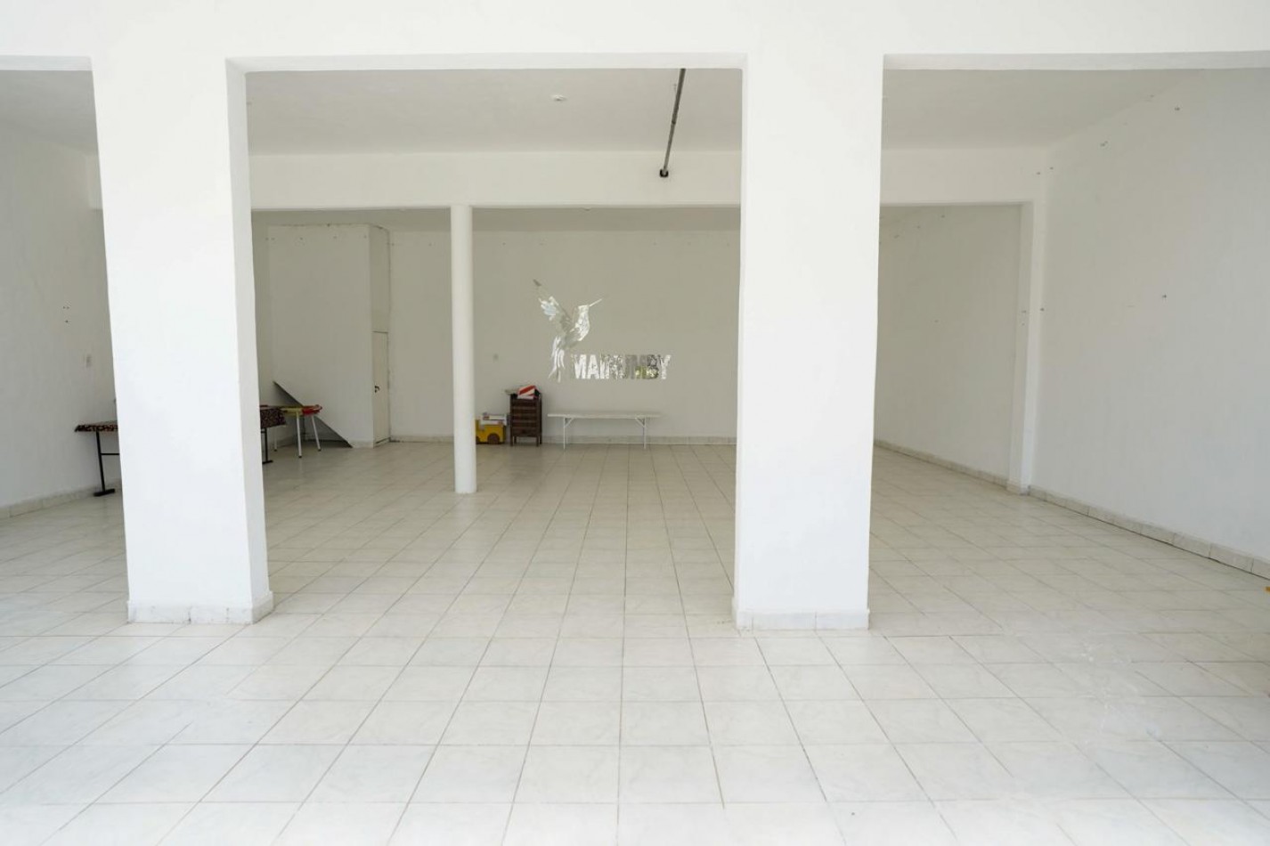 VENTA SALON CON PISCINA ZONA LA TOMA