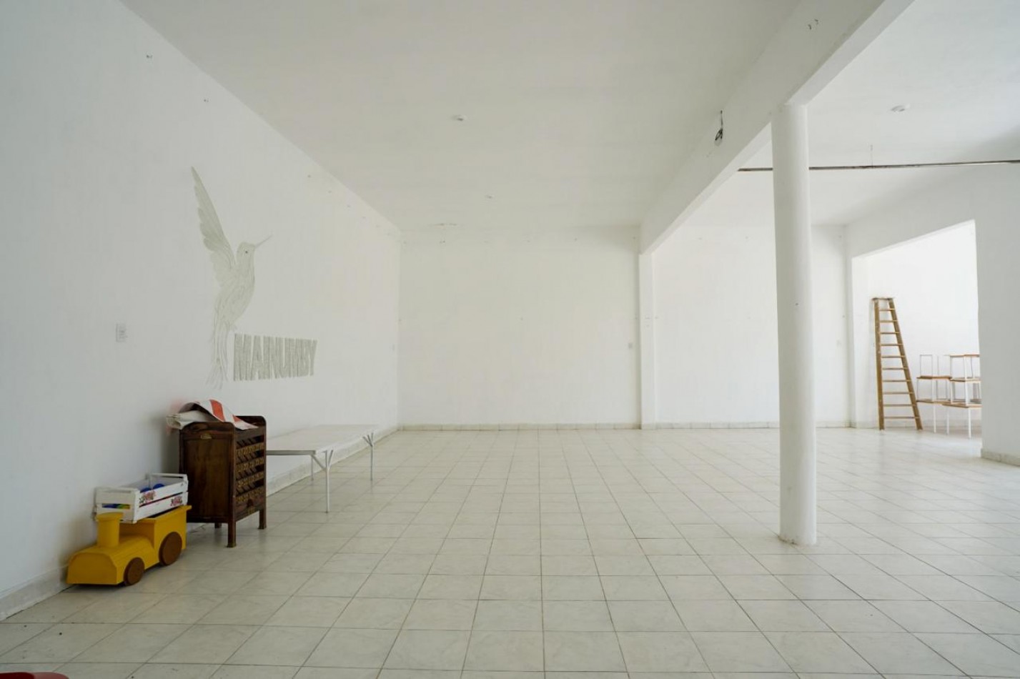 VENTA SALON CON PISCINA ZONA LA TOMA