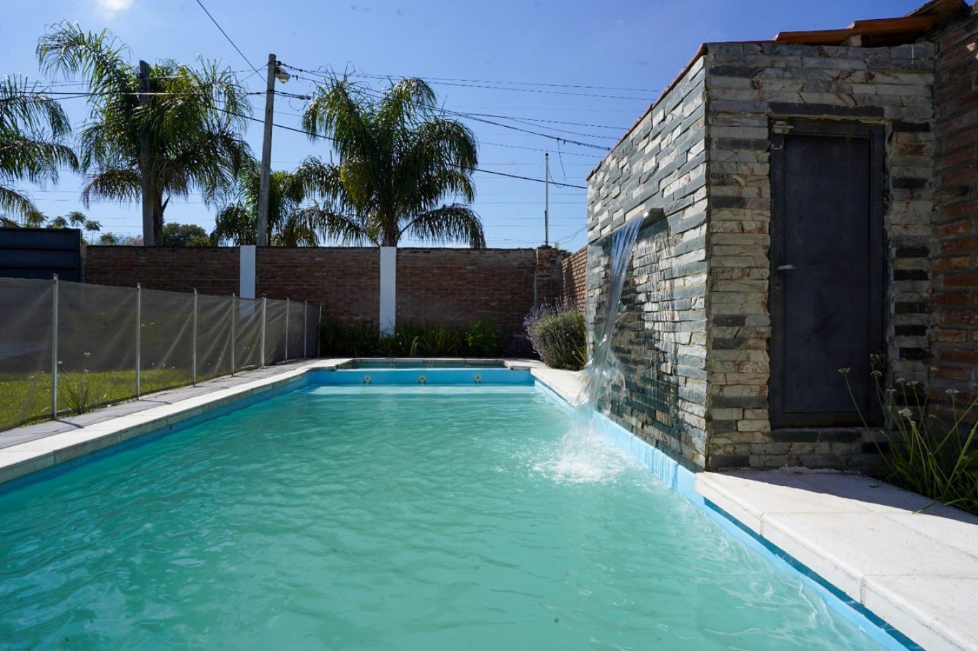VENTA SALON CON PISCINA ZONA LA TOMA