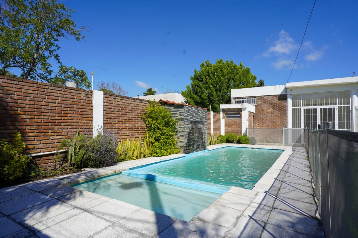 VENTA SALON CON PISCINA ZONA LA TOMA