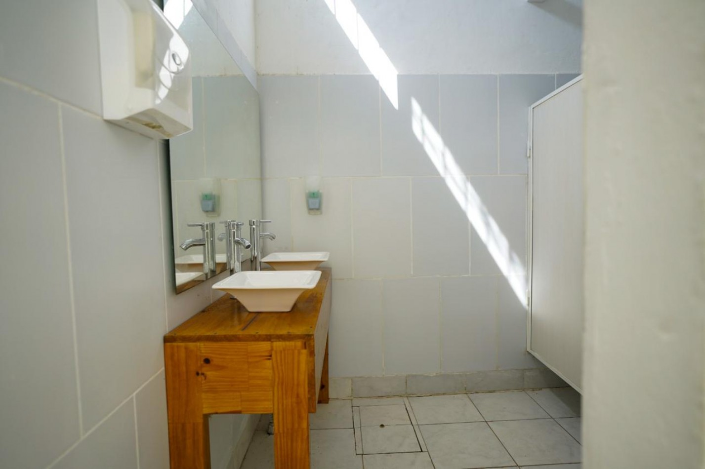 VENTA SALON CON PISCINA ZONA LA TOMA