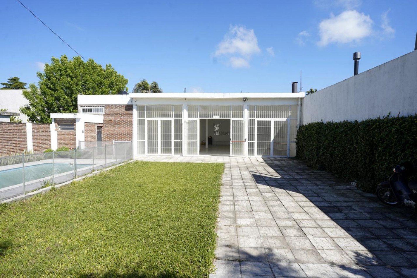 VENTA SALON CON PISCINA ZONA LA TOMA