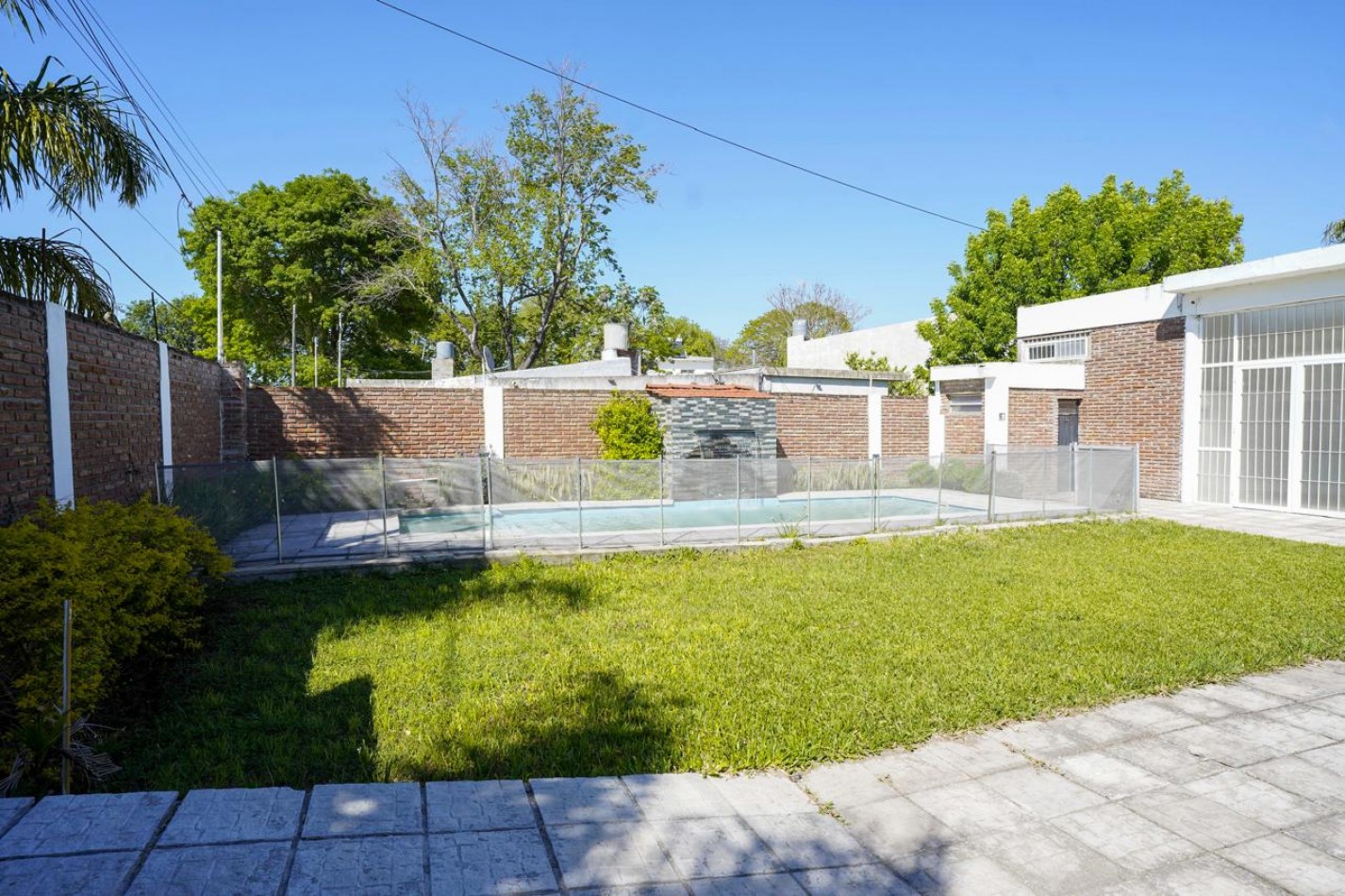 VENTA SALON CON PISCINA ZONA LA TOMA