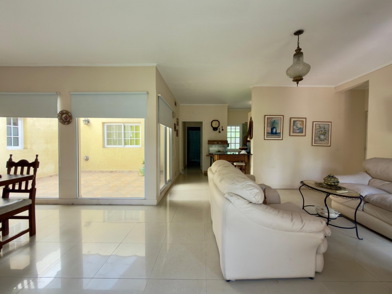 VENTA CASA 3 DORMITORIOS COCHERA Y PATIO ZONA LA TOMA