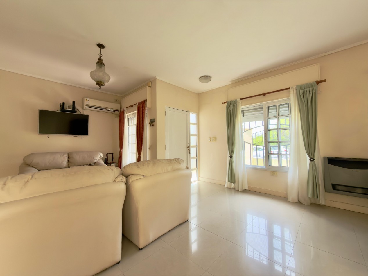 VENTA CASA 3 DORMITORIOS COCHERA Y PATIO ZONA LA TOMA