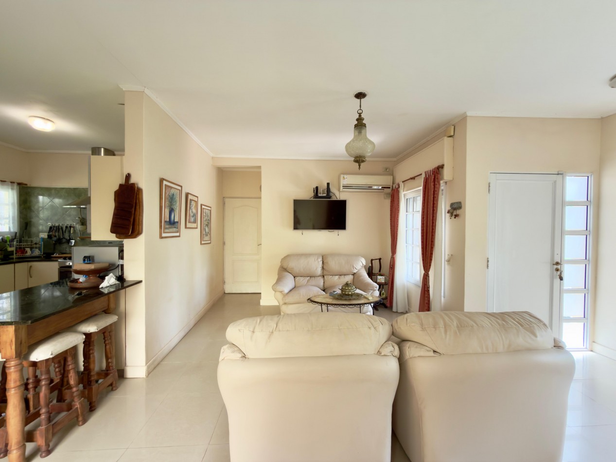 VENTA CASA 3 DORMITORIOS COCHERA Y PATIO ZONA LA TOMA