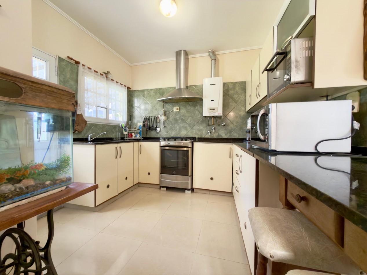 VENTA CASA 3 DORMITORIOS COCHERA Y PATIO ZONA LA TOMA