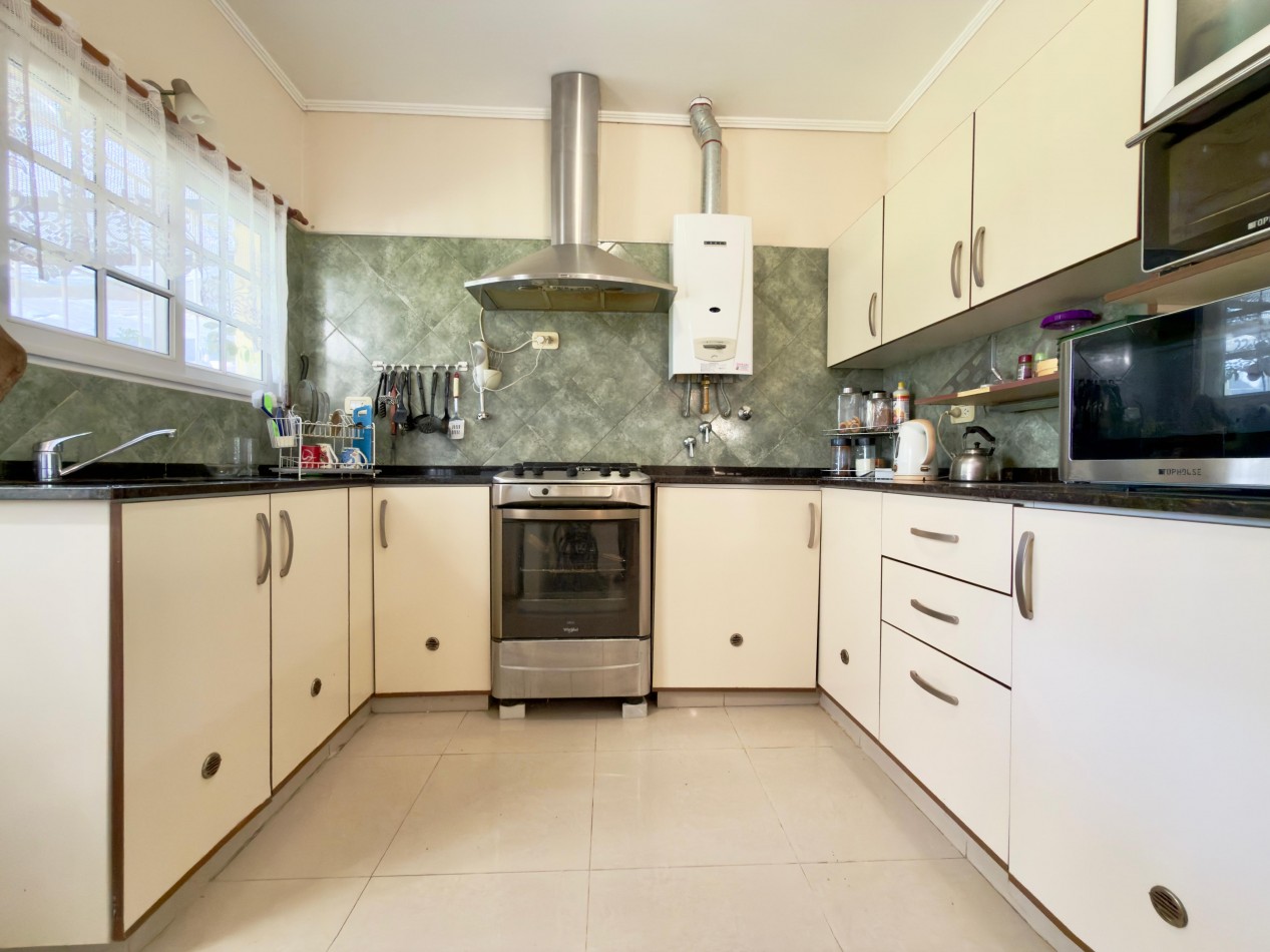 VENTA CASA 3 DORMITORIOS COCHERA Y PATIO ZONA LA TOMA