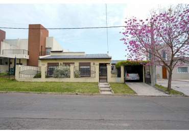 VENTA CASA 3 DORMITORIOS COCHERA Y PATIO ZONA LA TOMA