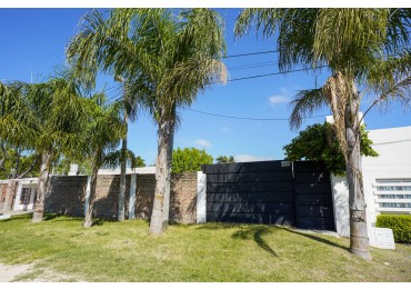 VENTA SALON CON PISCINA ZONA LA TOMA